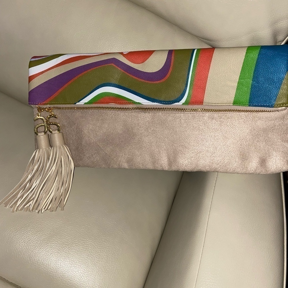 Arbonne
Treasures The Rainforest Purse Multi-color/Beige Vegan Leather Clutch    - Picture 5 of 15